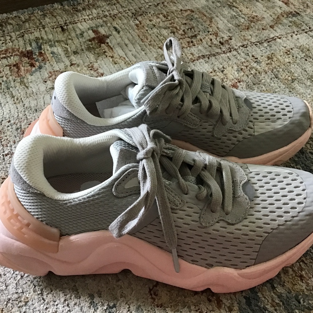 Sorel Kinetic Renegade gray, pink sole NIB size 6